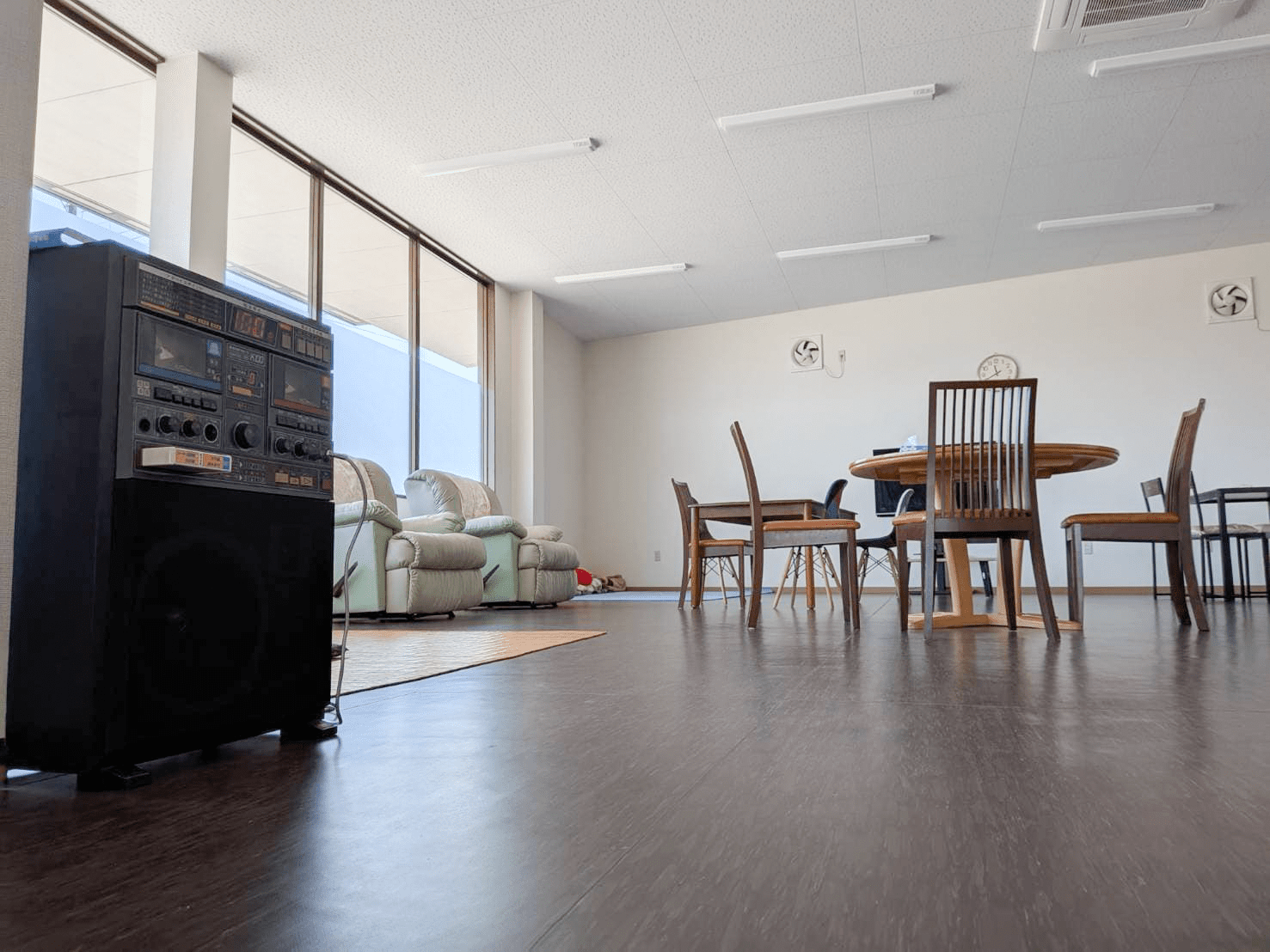 カラオケ装置などがあるデイサービス内観