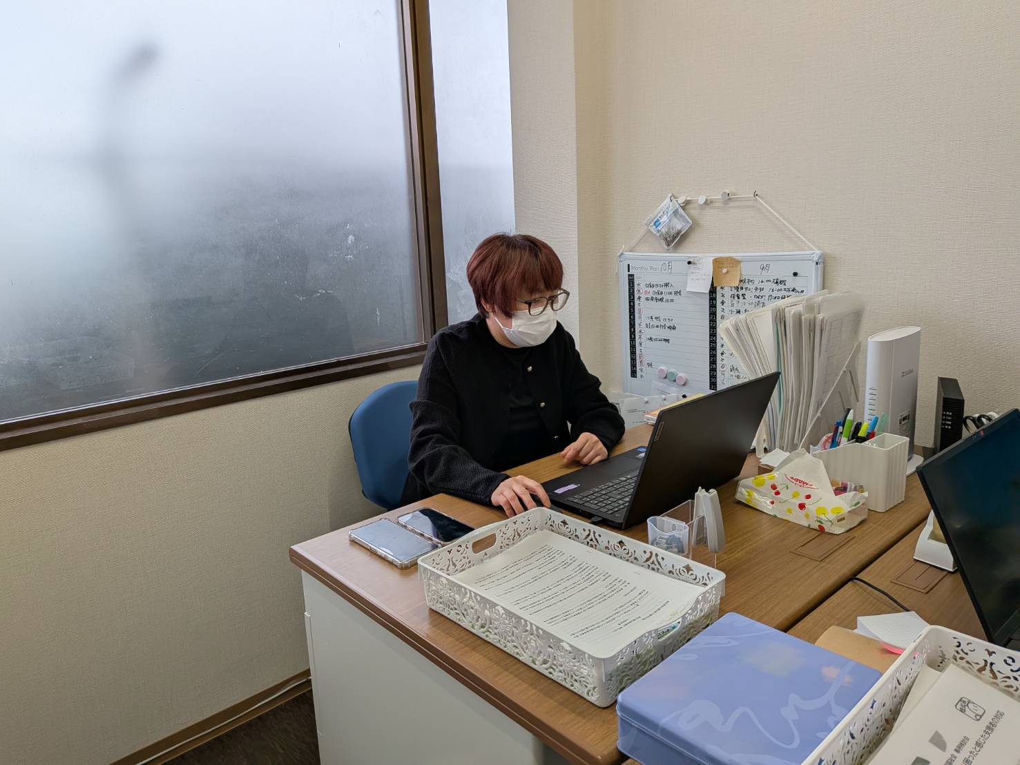 パソコンで作業するスタッフ