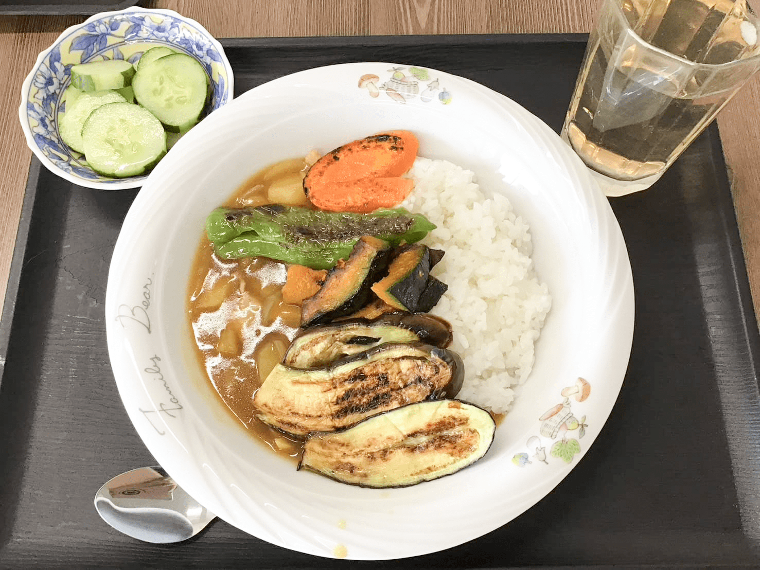 野菜がたくさん乗ったカレー