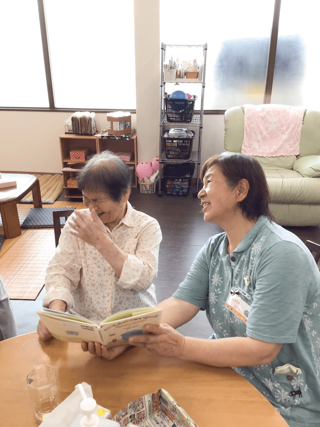 スタッフと談笑する利用者