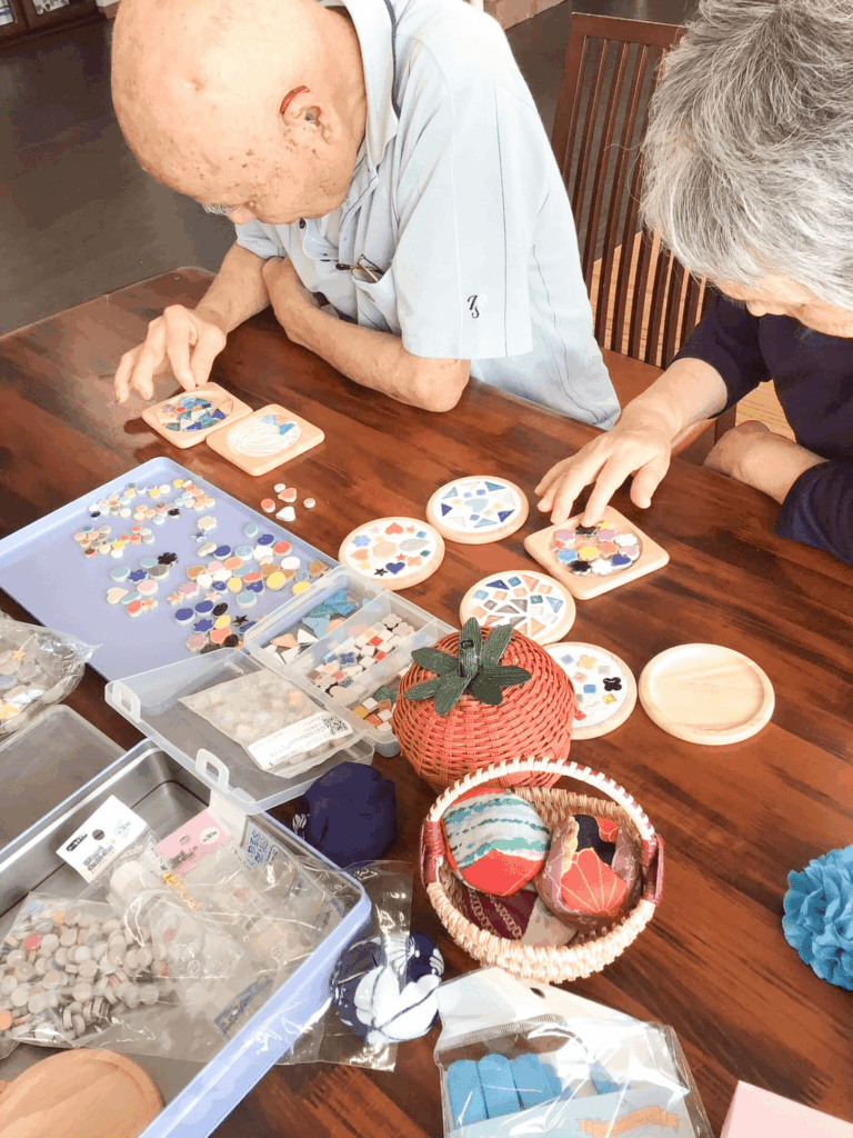 手芸をする利用者