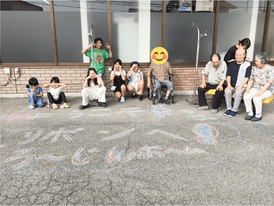 笑顔の利用者と近所の子どもたち